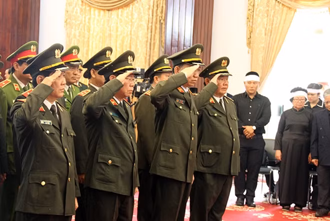 The delegation of the Ministry of Public Security, led by Minister To Lam, pays last respect to the former Prime Minister.