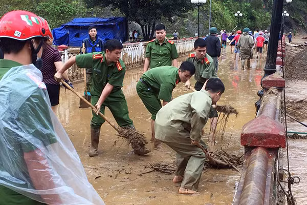 In Son La province, The Provincial Police also mobilized more than 400 officers and means to flooded areas to maintain security and to conduct search and rescue, urgently helping people transport their family and belongings to safe areas.