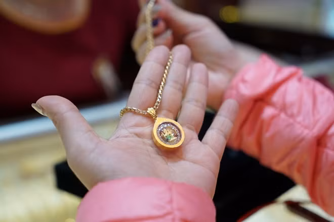 Each customer is given with a piece of paper to write their personal information as well as the amount of gold they want to buy. Each customer is given with a piece of paper to write their personal information as well as the amount of gold they want to buy.