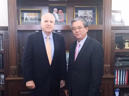 Senator John McCain (L) and Vietnamese Ambassador Pham Quang Vinh