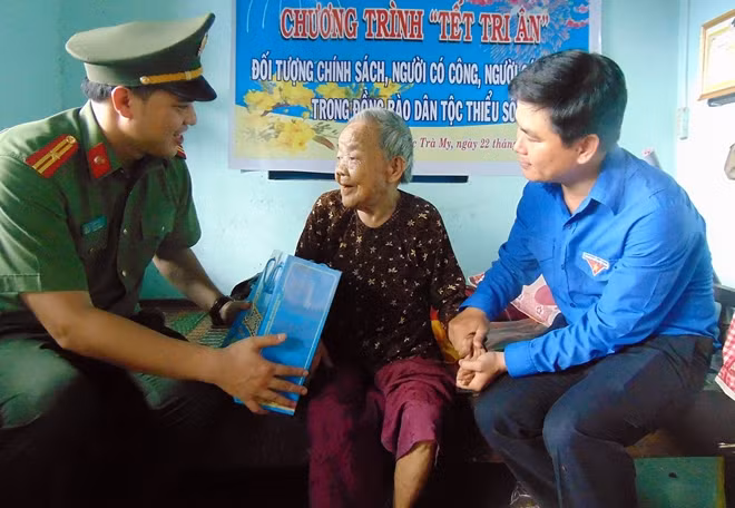 The delegation visiting Heroic Vietnamese Mother Dao Thi Choc, 95 years old, residing in Tra Duong commune, Bac Tra My district.