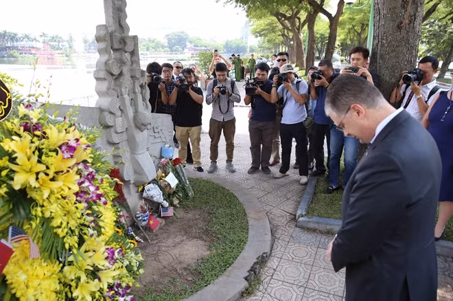“Patriot. Warrior. Statesman. Peacemaker. Hero. Senator John McCain was all of those things. He was one of America’s most remarkable and influential leaders,” said the US Ambassador at the monument by Truc Bach lake.