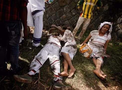 Injured protesters wait for help after several people died during the Irrechaa. (Photo: Reuters)