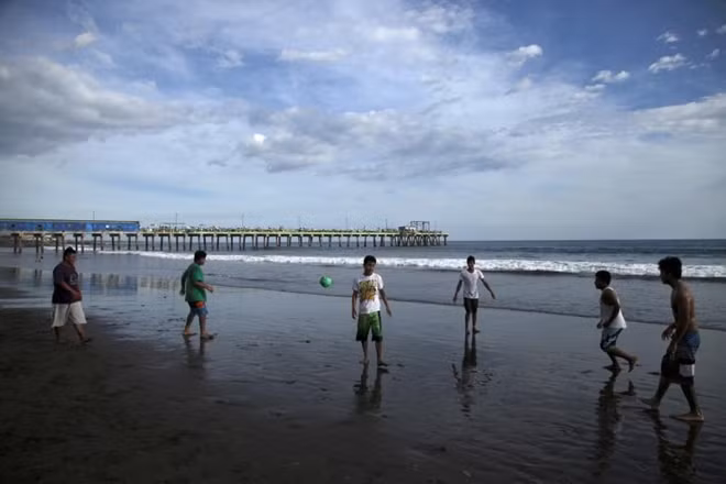 People play at La Pazon beach after a tsunami warning was lifted following a 7.0 magnitude undersea earthquake off the Pacific Coast of Central America, in La Libertad, El Salvador, November 24, 2016. (Photo: Reuters)
