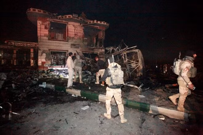 Iraqi security forces gather at the site of a suicide truck bomb attack, at a petrol station in the city of Hilla south of Baghdad, Iraq, November 24, 2016. REUTERS/Alaa Al-Marjani