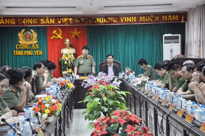 Deputy Minister Bui Van Nam speaking at the meeting with leaders of the Phu Yen province.