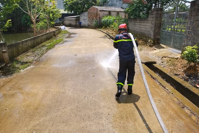 Firefighters said that only high-pressure water jets could clear off the mud and earth long-stuck on the road.