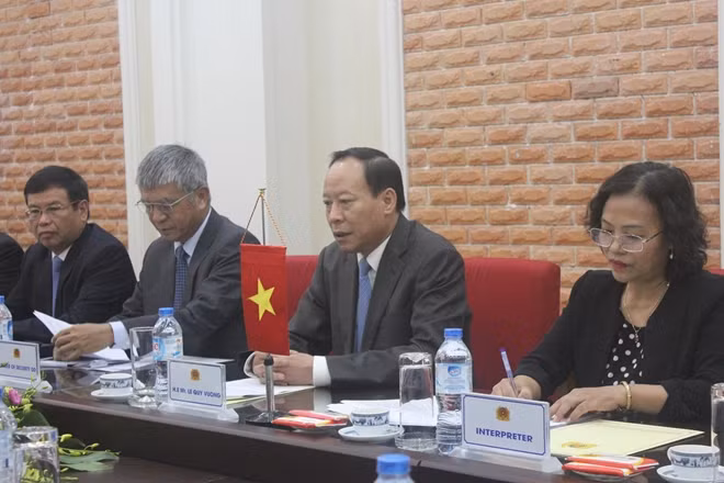 Deputy Minister of Public Security Le Quy Vuong speaks at the meeting