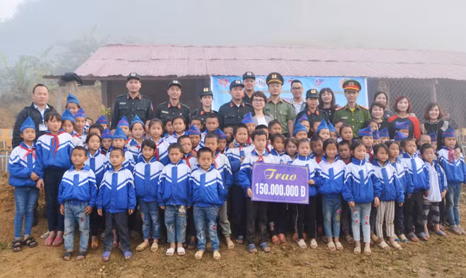 Nghe An Police’s youth helps poor students in mountainous area.