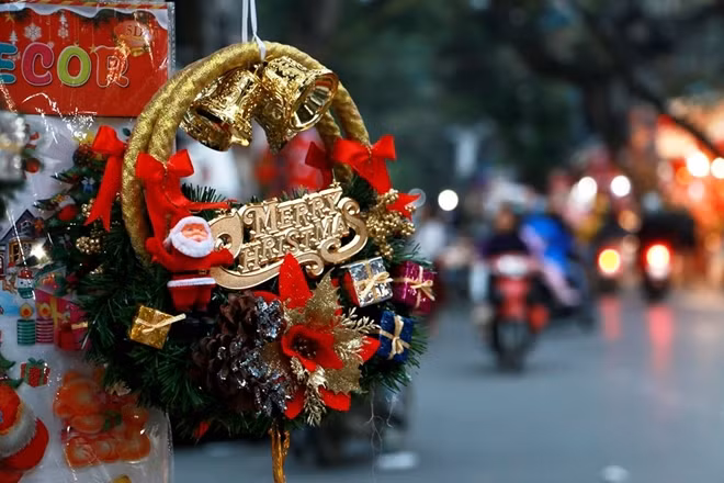 Hang Ma Street, in Hanoi is seeing a flurry of trade with the hustle and bustle of shops selling different types of decorations in anticipation of the upcoming Christmas festive season.