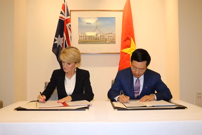 Vietnamese Deputy Prime Minister - Foreign Minister Pham Binh Minh (right) and Australian Foreign Minister Julie Bishop (left) at the signing ceremony.