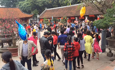 Visitors flock to Van Mieu - Quoc Tu Giam on February 17 (the second day of the Lunar New Year - Year of the Dog)