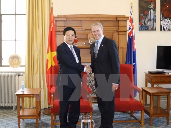 Deputy Prime Minister and Foreign Minister Pham Binh Minh (L) and New Zealand’s Speaker of the House of Representatives David Carter (Source: VNA)