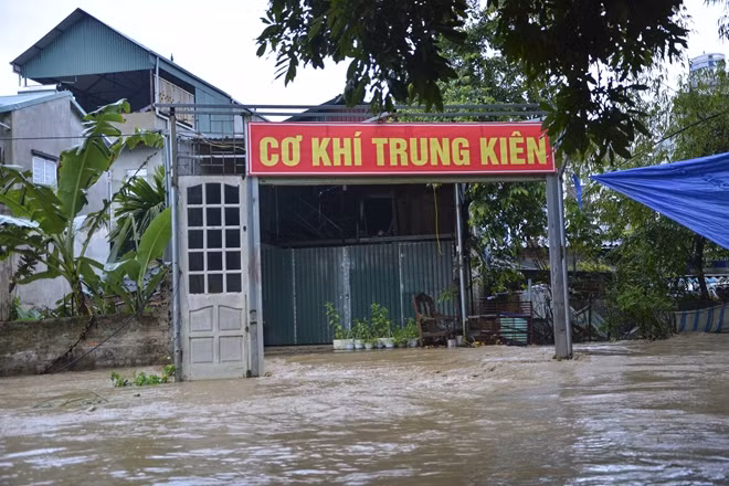 Schools, People’s Committee buildings, post offices and houses had all been affected by heavy rain, he said. Due to the high risk of flash floods, local authorities are evacuating dangerous areas.