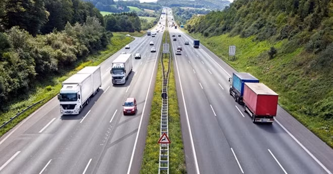 NA adopts resolution on North-South Expressway section investment.