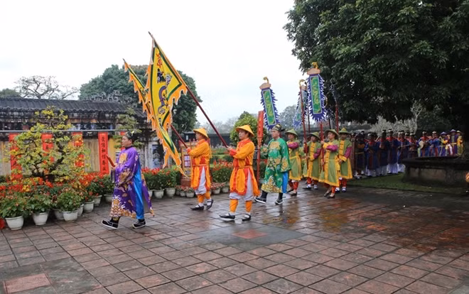 The elegant music band of the royal court follows the pole, playing old royal music.