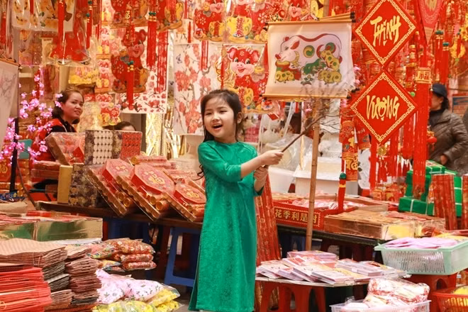 Traditionally, one of the most popular destinations for many Hanoians is Hang Ma street, where they can find various types of votive offerings and decorations needed for Tet.