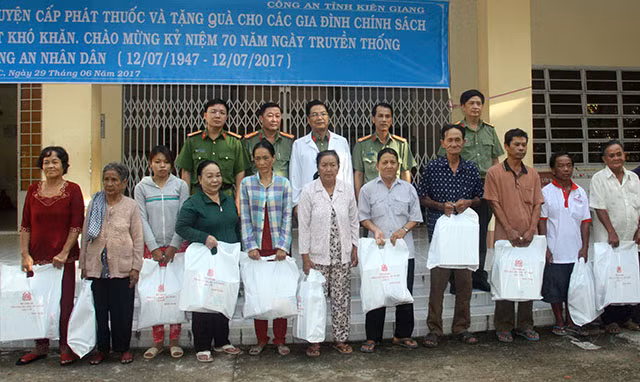 The delegation visits and donates gifts to national contributors or martyrs’ families in My Duc commune. The delegation visits and donates gifts to national contributors or martyrs’ families in My Duc commune.