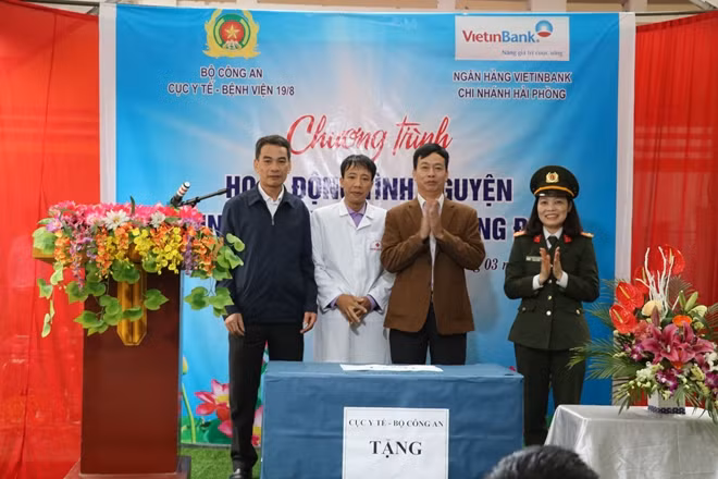The delegation handing a medical examination system to the Quang Trung commune healthcare station.