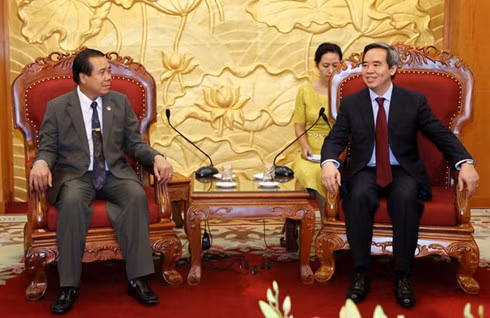 Head of the Vietnamese Party Central Committee’s Economics Commission Nguyen Van Binh (R) meets with Thongvanh Vilayheuang, deputy head of Laos’s Central Committee on Rural Development and Poverty Eradication, in Hanoi on November 14.