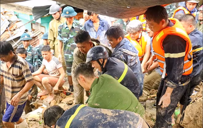 Heavy torrential downpours caused by a tropical depression in recent days killed at least 14 people, left 5 missing and destroyed many houses in Nha Trang city, Khanh Hoa province. Although the natural disasters have gone away, local police officers are still working hard to help locals overcome the consequences.