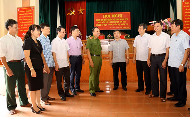 Deputy Minister Le Quy Vuong meets voters in Hung Yen province.
