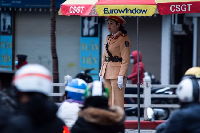 However, at all heavy traffic points on Hanoi’s roads, traffic police officers are still there struggling against the cold to ensure traffic safety.