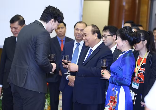 Ambassadors and heads of international organisations cheerfully greeting PM Nguyen Xuan Phuc.