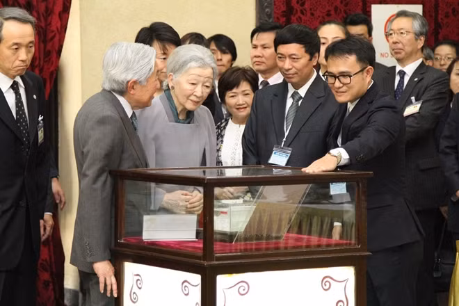 The Japanese Emperor and Empress on their visit to the Museum of Biology of the Vietnam National University in Hanoi.