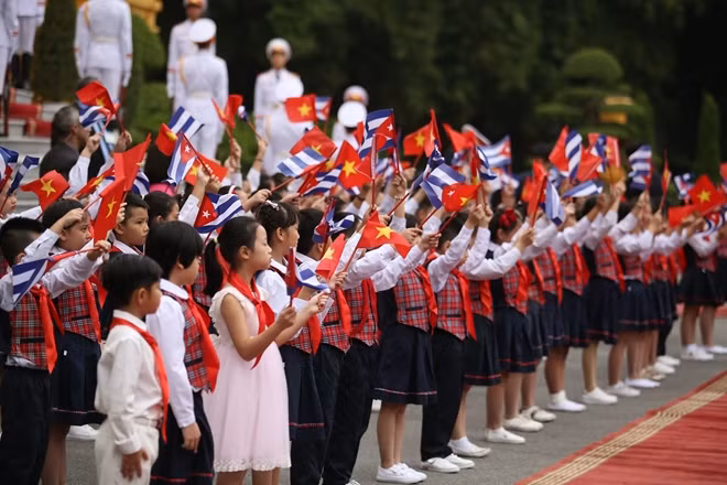 The visit also reiterates Vietnam’s consistent policy of unceasingly developing and cementing the friendship, fraternal solidarity, mutual trust, and comprehensive cooperation between the Parties, States, Governments and people of the two countries. It also affirms Vietnam’s support for the revolutionary cause of Cuba. The visit also reiterates Vietnam’s consistent policy of unceasingly developing and cementing the friendship, fraternal solidarity, mutual trust, and comprehensive cooperation between the Parties, States, Governments and people of the two countries. It also affirms Vietnam’s support for the revolutionary cause of Cuba.