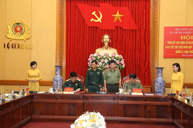 Deputy Minister Le Chiem and Deputy Minister Luong Tam Quang sign to approve the regulation.
