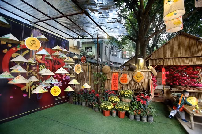 Outstanding calligraphy works, painted in Vietnamese traditional hats, are being showcased at the festival.
