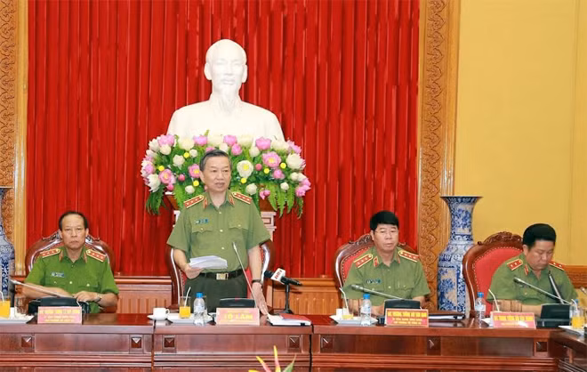 Senior Lieutenant General To Lam speaks at the meeting