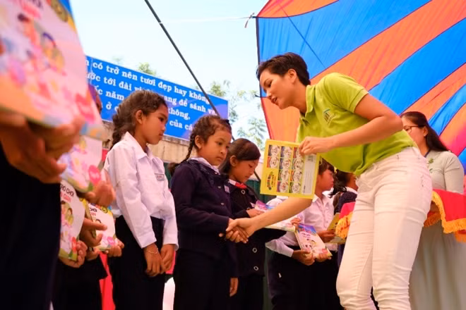 Miss Universe Vietnam H'Hen Nie sponsors libraries for poor children.