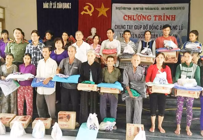 Youth Union organization of the Phu Yen Police handing fifts to people. Youth Union organization of the Phu Yen Police handing fifts to people.