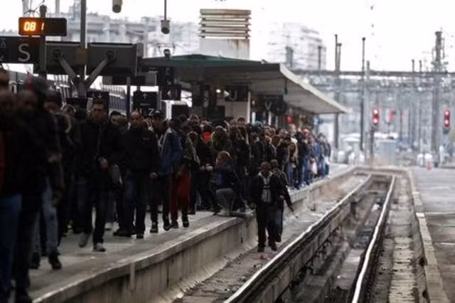 'Black Tuesday': French rail workers begin 1st day of rolling strikes to protest Macron's reforms ảnh 1