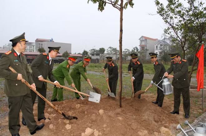 Hung Yen Provincial Police launch tree planting festival. Hung Yen Provincial Police launch tree planting festival.