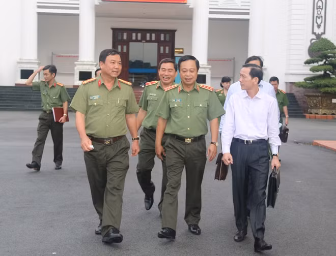 Deputy Minister Pham Dung leads the delegation to work with Can Tho police forces. Deputy Minister Pham Dung leads the delegation to work with Can Tho police forces.
