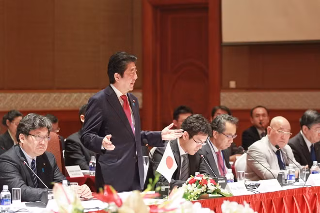 Japanese Prime Minister Shinzo Abe speaking at the Vietnam-Japan business talk.