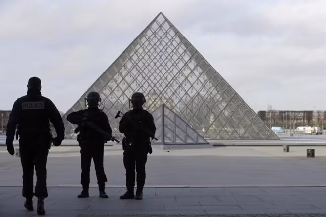 French police secure the site near the Louvre Pyramid in Paris, France, February 3, 2017 after a French soldier shot and wounded a man armed with a knife after he tried to enter the Louvre museum in central Paris carrying a suitcase, police sources said.REUTERS/Christian Hartmann
