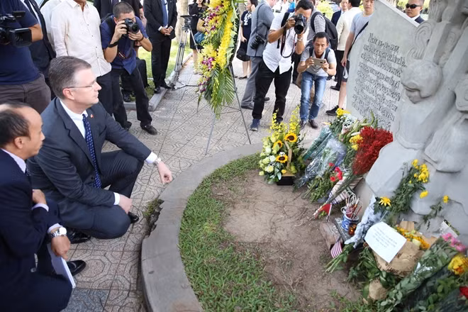 US Ambassador to Vietnam Daniel J. Kritenbrink then spoke highly of McCain’s contributions to the relationship between the US and Vietnam, vowing to continue to do what McCain was doing, including promoting the relationship between the two countries.