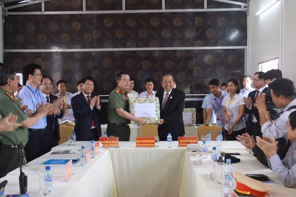 Deputy Prime Minister Truong Hoa Binh presentsgiftto the Ha Nam Provincial Police. Deputy Prime Minister Truong Hoa Binh presentsgiftto the Ha Nam Provincial Police.