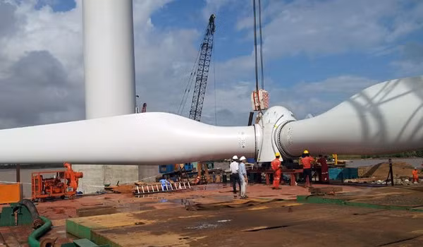Workers are seting up a tower of wind turbines. (Photo: Internet) Workers are seting up a tower of wind turbines. (Photo: Internet)