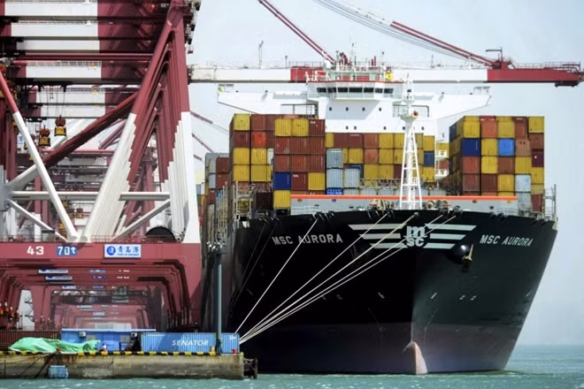 China slams U.S. 'blackmailing' as Trump issues new trade threat ảnh 1