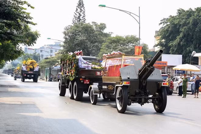 The former Party chief’s coffin, wrapped in the national flag, is heading to his native land in Dong My commune, Thanh Tri district, Hanoi..