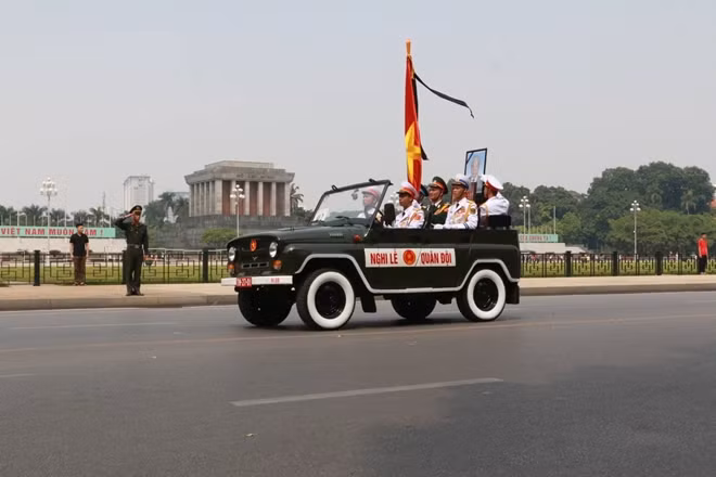 The hearse carrying the coffin of late Former Party chief Do Muoi leaves the National Funeral Hall and parades through Hanoi Opera House, Hoan Kiem Lake, Uncle Ho's Mausoleum and his residential place in Pham Dinh Ho Street before heading to his hometown.