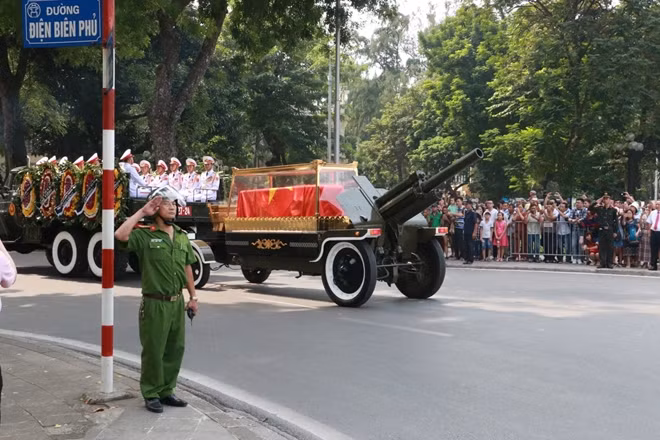 The hearse carrying the coffin of late Former Party chief Do Muoi leaves the National Funeral Hall and parades through Hanoi Opera House, Hoan Kiem Lake, Uncle Ho's Mausoleum and his residential place in Pham Dinh Ho Street before heading to his hometown.