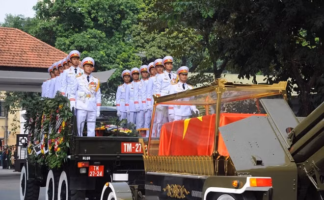 The former Party chief’s coffin, wrapped in the national flag, is heading to his native land in Dong My commune, Thanh Tri district, Hanoi.