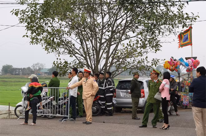 In order to maintain absolute safety for the people, many police officers have been mobilized to the festivals.