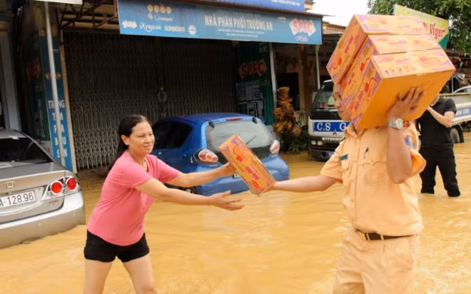 Police force provide relief aid to flood victims.